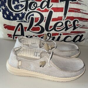 NWOT Women’s Tan Fabric Hey Dudes SZ 9